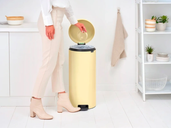 Мусорное ведро Brabantia NewIcon 233845 30 л, ванильно-желтое