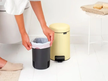 мусорное ведро brabantia newicon 233760 3 л, ванильно-желтое