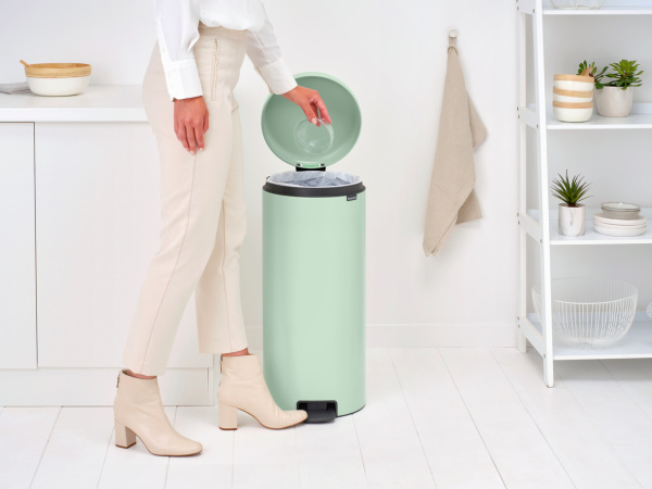 Мусорное ведро Brabantia NewIcon 233944 30 л, мятно-голубое